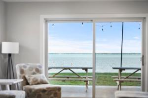 Lakefront - Spacious Family Getaway with Dock!