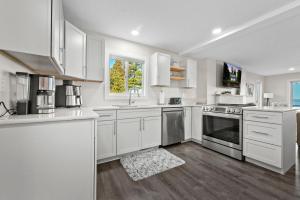 Lakefront - Spacious Family Getaway with Dock!