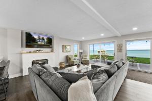 Lakefront - Spacious Family Getaway with Dock!