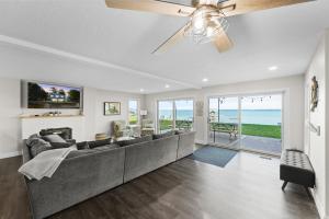 Lakefront - Spacious Family Getaway with Dock!