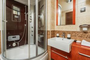 3BR Apartment with Free Pool and Parking Dobrota