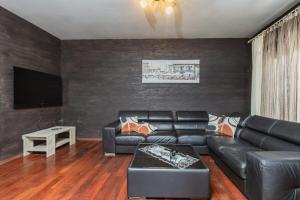 3BR Apartment with Free Pool and Parking Dobrota