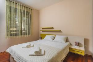 3BR Apartment with Free Pool and Parking Dobrota