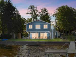 Lakefront - Spacious Family Getaway with Dock!
