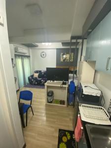 19f w NFLIX & BALCONY NEAR ROB, PGH, ACC USM&SLMC