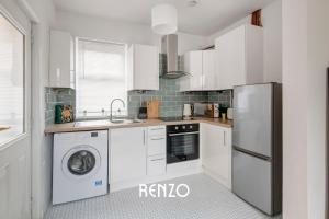 Inviting and Warm 3-bed Home in Derby by Renzo, Sleeps 6, Perfect for Contractors!