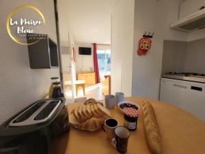 Appartements La Maison Bleue, village vacances, piscine, parking : photos des chambres