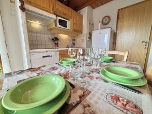 Appartement au pied des pistes avec terrasse, parking privé, casier à skis, proche commerces - FR-1-595-75