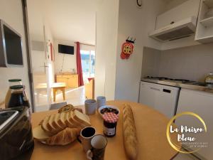Appartements La Maison Bleue, village vacances, piscine, parking : photos des chambres