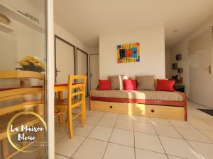 Appartements La Maison Bleue, village vacances, piscine, parking : photos des chambres