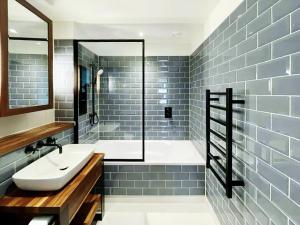 Luxury 2BR City View next to Tower Bridge