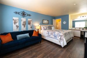 Charming 1BD-1BA King Suite-Near the Strip - Stairs Required - FREE TICKETS INCLUDED - CL-1M