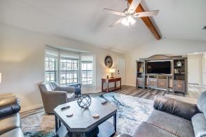 2 Mi to Lake Monticello Home with Large Decks!