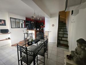 "Studio Cinéma" -Coeur de ville- Spacieux, calme et connecté-alexa, wifi, free, netflix, disney, prime video, jeux vidéo et de société