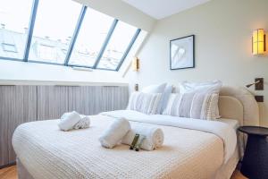 Stylish Triplex with Amazing Terrace near Louvre