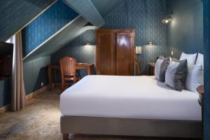 Small Double Room room in Elysées Hôtel