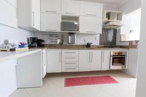 Amplo apto no Forte, Wifi, AR, na quadra da praia