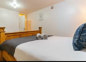 Smethwick - House - Sleeps 8 - Parking