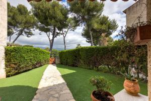 Villa in Antibes domain with tennis and pools