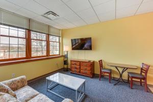 1 Mi to Allegheny River: New Kensington Studio!