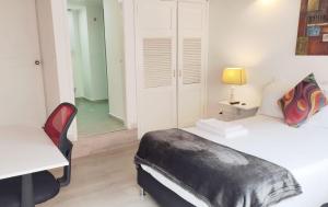 HABITACION 116 cómoda independiente con baño y balcón privado Unicentro norte