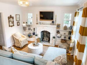 Two-Bedroom Apartment room in Cozy 2BR Apt w KING in historic dist. 1mi to sq.