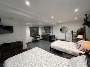 Sleep next to a Horse in a stable by the city !
