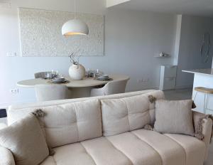 Oasis 325 - 2 bedroom with frontal sea and mountain view