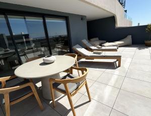 Oasis 325 - 2 bedroom with frontal sea and mountain view