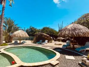 Charming 2-Bedroom Apartment with Saltwater Pool - Moco