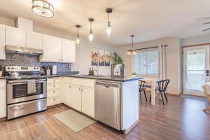 4 Beds! Walk to Town! Grnd Floor Condo, Modern, Summer AC