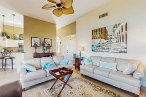 3 BR Home with Patio Furniture and Screened-In Lanai