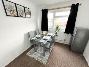 3 Bedroom House, WiFi & Free Parking