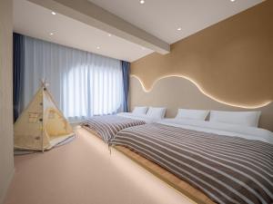 Grapefruit Pool B&B Courtyard