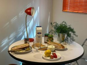 SEOUL OPEN Line 5 Hwagok Station location,2 queen beds,10 minutes from Gimpo Airport,Hongdae,Yeouido,Gwanghwamun,Gochukdom