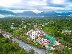 Aachman Riviera Resort Dharamshala- A river facing rooms with balcony - Khās Nagrota
