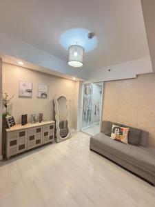 1-BR Condo with 4 BEDS, DINING, Karaoke,NETFLIX,YTpremium,GAMES,WIFI,25TH fLoor - Sunrise & Sunset CITY&POOL view , wrap-around BALCONY