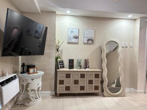 1-BR Condo with 4 BEDS, DINING, Karaoke,NETFLIX,YTpremium,GAMES,WIFI,25TH fLoor - Sunrise & Sunset CITY&POOL view , wrap-around BALCONY