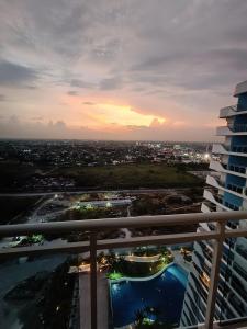 1-BR Condo with 4 BEDS, DINING, Karaoke,NETFLIX,YTpremium,GAMES,WIFI,25TH fLoor - Sunrise & Sunset CITY&POOL view , wrap-around BALCONY