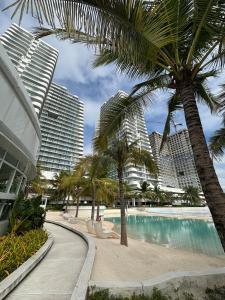 1-BR Condo with 4 BEDS, DINING, Karaoke,NETFLIX,YTpremium,GAMES,WIFI,25TH fLoor - Sunrise & Sunset CITY&POOL view , wrap-around BALCONY