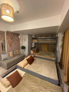 1-BR Condo with 4 BEDS, DINING, Karaoke,NETFLIX,YTpremium,GAMES,WIFI,25TH fLoor - Sunrise & Sunset CITY&POOL view , wrap-around BALCONY