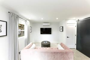 1BD 1BA-Black&White ArtBNB Cottage-Antique Row WPB