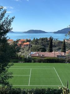 "Torretta House", inside a Private Park on Lerici hills, shared Pool, Tennis, AC, parking next home and parking in Lerici!