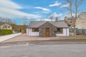 Riverside Cottage 6 guests 4 adults max hot tub