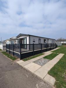 PRESTIGIOUS BEAUTIFUL AND VERY SPACIOUS AMBLESIDE on AWARD WINNING SHOREFIELD COUNTRY PARK Entertainment Passes Included ST