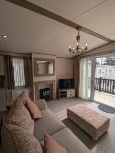 PRESTIGIOUS BEAUTIFUL AND VERY SPACIOUS AMBLESIDE on AWARD WINNING SHOREFIELD COUNTRY PARK Entertainment Passes Included ST