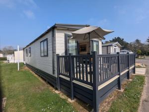 PRESTIGIOUS BEAUTIFUL AND VERY SPACIOUS AMBLESIDE on AWARD WINNING SHOREFIELD COUNTRY PARK Entertainment Passes Included ST