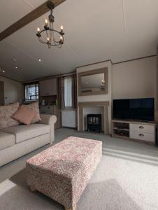 PRESTIGIOUS BEAUTIFUL AND VERY SPACIOUS AMBLESIDE on AWARD WINNING SHOREFIELD COUNTRY PARK Entertainment Passes Included ST