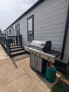 PRESTIGIOUS BEAUTIFUL AND VERY SPACIOUS AMBLESIDE on AWARD WINNING SHOREFIELD COUNTRY PARK Entertainment Passes Included ST