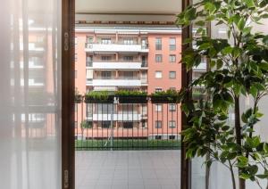 Metropolitan Home Gonin